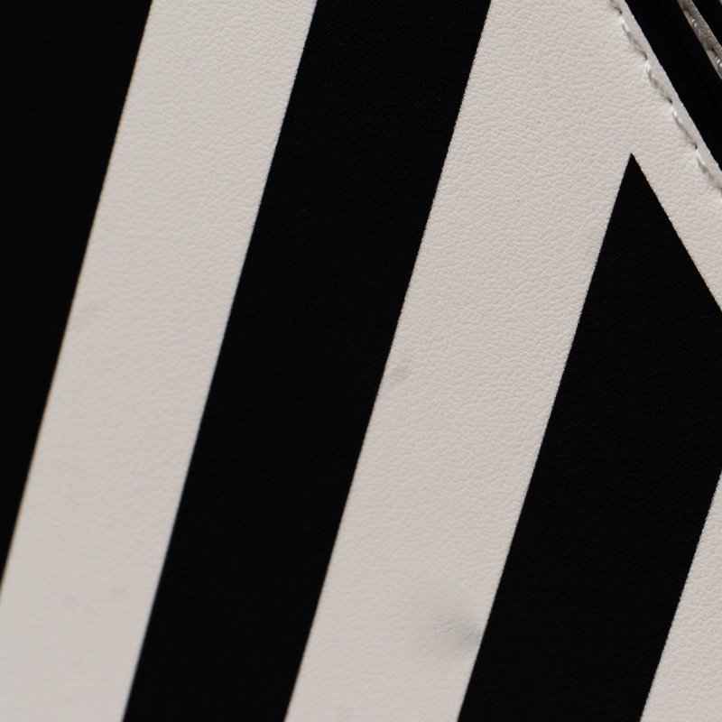 Designová dámská crossbody koženková kabelka Lucky stripes, bílá