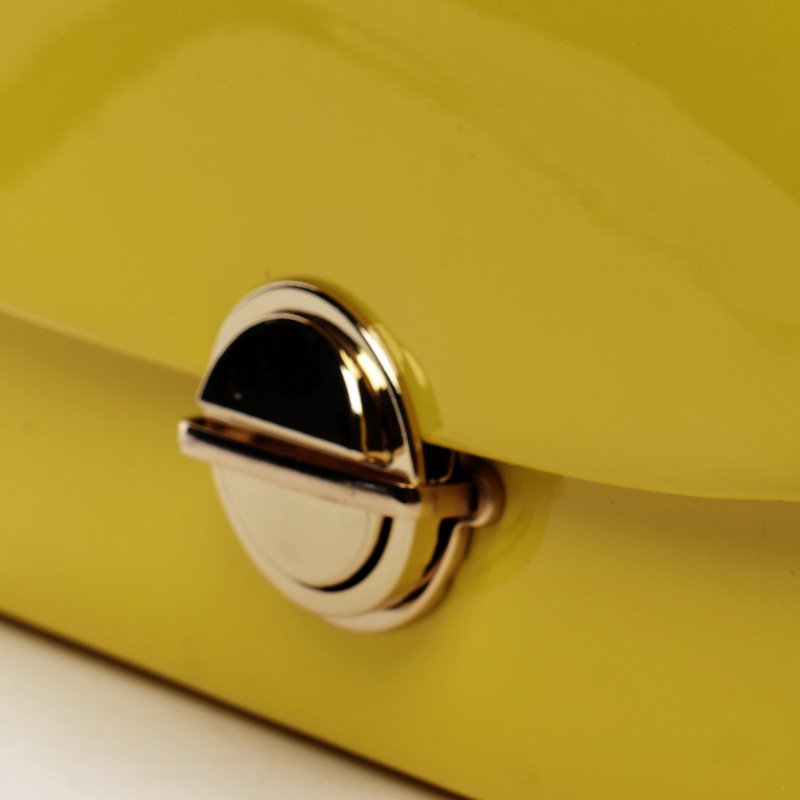 Moderní dámská lakovaná kabelka Larissa, žlutá