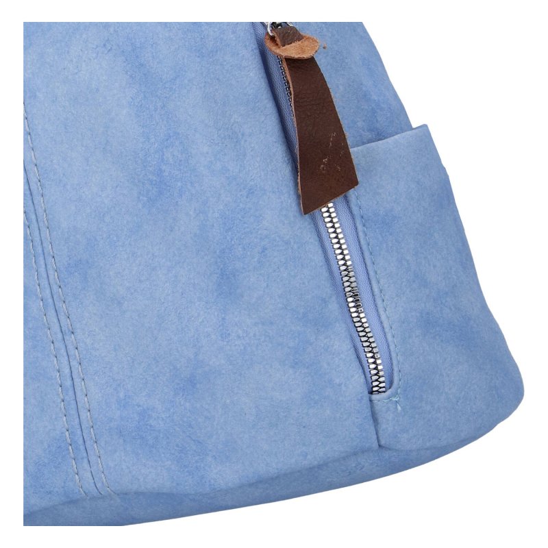 Zajímavý menší dámský koženkový batůžek Melánie, světle modrá