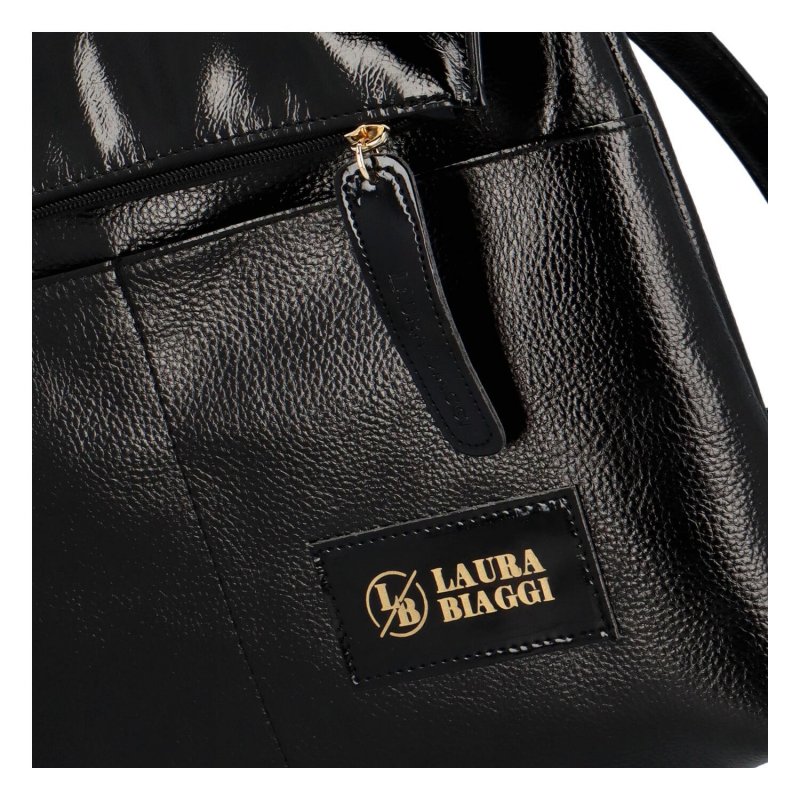 Moderní koženkový lakovaný batůžek s klopou Giar, černý